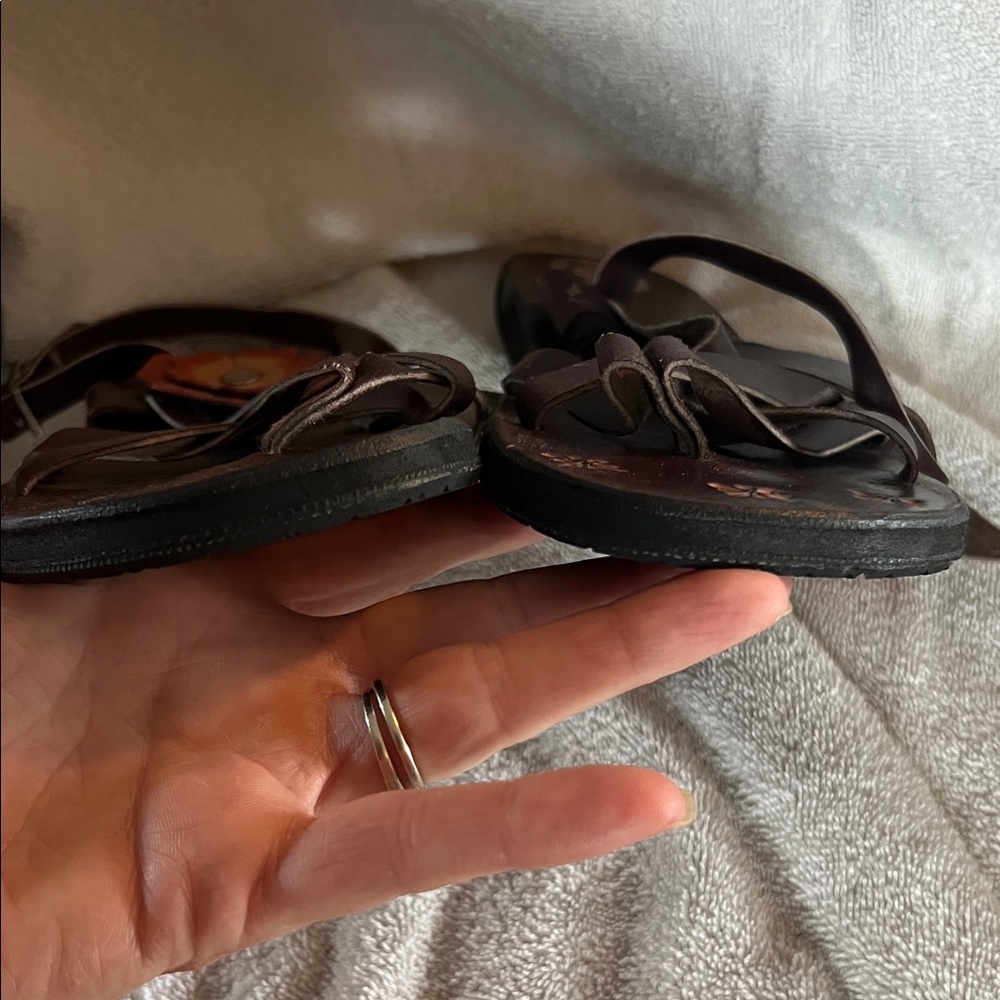 Pachamama 100% Cuero (Leather) Brown Sandals with Orangish-Brown Floral Detail - Picture 9 of 9